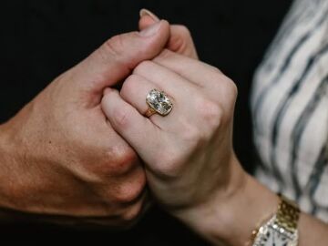 Así es el anillo de compromiso que Travis Kelce entregó a Taylor Swift Así es el anillo de compromiso que Travis Kelce entregó a Taylor Swift