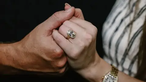Así es el anillo de compromiso que Travis Kelce entregó a Taylor Swift Así es el anillo de compromiso que Travis Kelce entregó a Taylor Swift