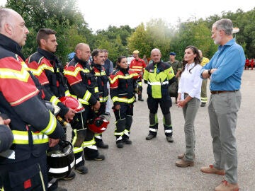 Los Reyes visitan las zonas afectadas por los incendios