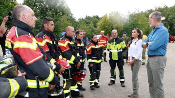 Los Reyes visitan las zonas afectadas por los incendios