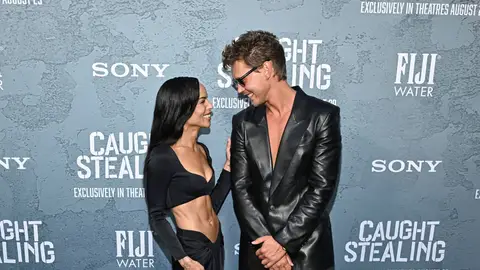 Zoe Kravitz y Austin Butler en la premiere de Caught Stealing Zoe Kravitz y Austin Butler en la premiere de Caught Stealing