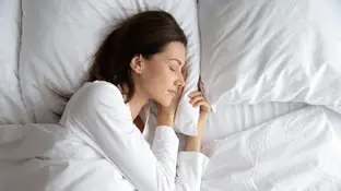 Una joven durmiendo Una joven durmiendo