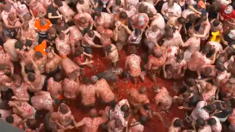La fiesta de la Tomatina 2025 en Buñol, en vídeo. La fiesta de la Tomatina 2025 en Buñol, en vídeo.