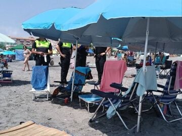 Multas a quienes reservan la primera línea de playa