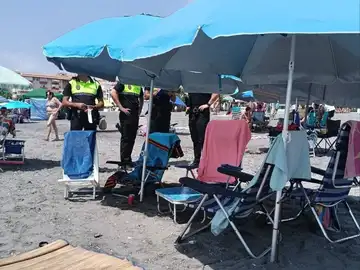 Multas a quienes reservan la primera línea de playa Multas a quienes reservan la primera línea de playa