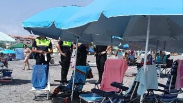 Multas a quienes reservan la primera línea de playa