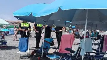 Multas a quienes reservan la primera línea de playa Multas a quienes reservan la primera línea de playa