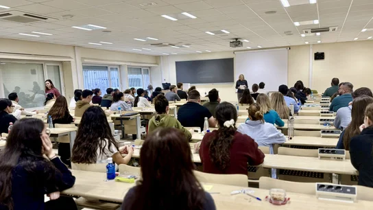 Alumnos durante un examen MIR Alumnos durante un examen MIR