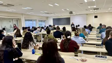 Alumnos durante un examen MIR Alumnos durante un examen MIR