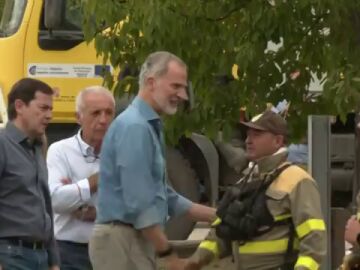 Bomberos forestales plantan cara a Mañueco durante la visita de los reyes a Zamora: "¿Somos un puto despilfarro?"