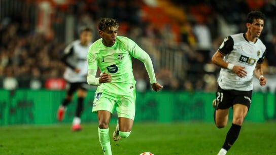 Lamine Yamal, en acci&oacute;n ante el Valencia