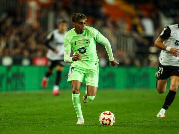 Lamine Yamal, en acción ante el Valencia