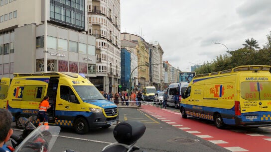  Varias ambulancias en las inmediaciones de la calle Juana de Vega de A Coru&ntilde;a