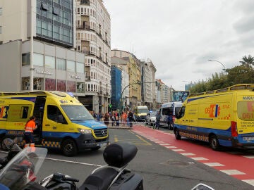  Varias ambulancias en las inmediaciones de la calle Juana de Vega de A Coruña
