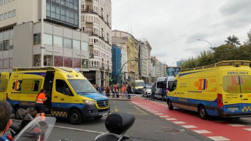  Varias ambulancias en las inmediaciones de la calle Juana de Vega de A Coruña