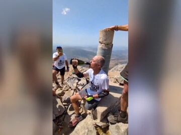 Agustín Galán conquista el Espigüete con una sola pierna y muletas