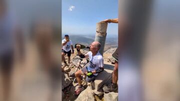 Agustín Galán conquista el Espigüete con una sola pierna y muletas