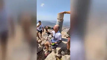 Agustín Galán conquista el Espigüete con una sola pierna y muletas Agustín Galán conquista el Espigüete con una sola pierna y muletas