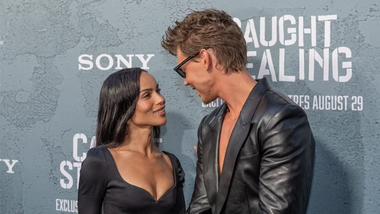 Zoe Kravitz y Austin Butler en la premiere de Caught Stealing Zoe Kravitz y Austin Butler en la premiere de Caught Stealing