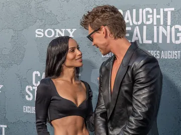 Zoe Kravitz y Austin Butler en la premiere de Caught Stealing Zoe Kravitz y Austin Butler en la premiere de Caught Stealing