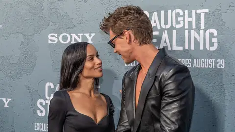 Zoe Kravitz y Austin Butler en la premiere de Caught Stealing Zoe Kravitz y Austin Butler en la premiere de Caught Stealing