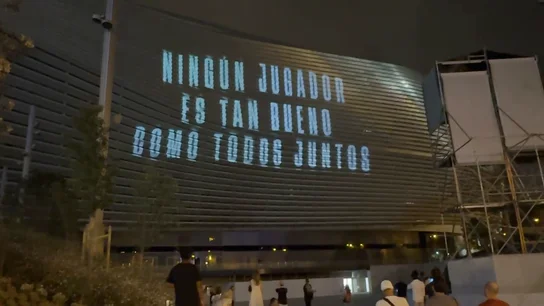 El Santiago Bernabéu deslumbra con sus primeras pruebas de iluminación LED en la fachada El Santiago Bernabéu deslumbra con sus primeras pruebas de iluminación LED en la fachada
