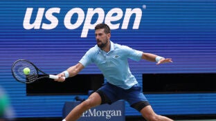 Novak Djokovic, en acci&oacute;n ante Zachary Svajda en el US Open