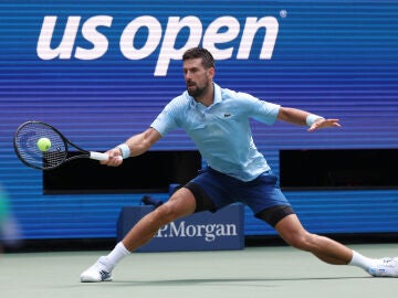 Novak Djokovic, en acción ante Zachary Svajda en el US Open