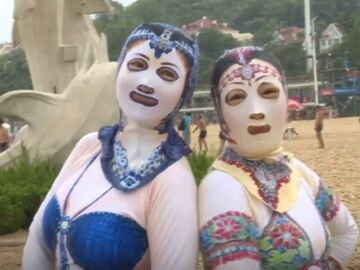 El 'facekini' se inventó en el año 2004 para proteger la piel de los rayos del sol