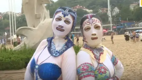 El 'facekini' se inventó en el año 2004 para proteger la piel de los rayos del sol El 'facekini' se inventó en el año 2004 para proteger la piel de los rayos del sol
