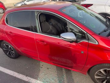 Rescatan en Cartagena a un niño de 2 años encerrado en un coche a pleno sol mientras su madre hacía la compra