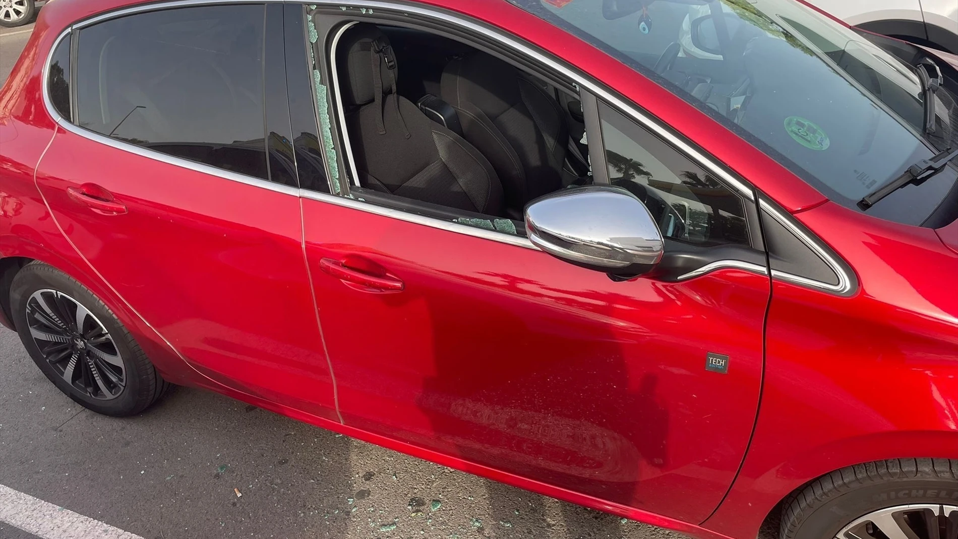 Rescatan en Cartagena a un niño de 2 años encerrado en un coche a pleno sol mientras su madre hacía la compra Rescatan en Cartagena a un niño de 2 años encerrado en un coche a pleno sol mientras su madre hacía la compra