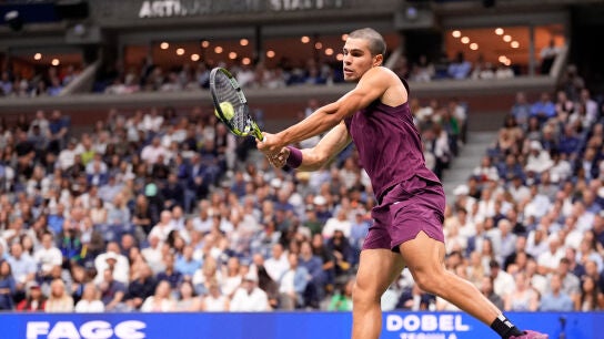Carlos Alcaraz ejecuta un rev&eacute;s ante Mattia Bellucci