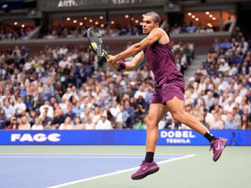 Carlos Alcaraz ejecuta un revés ante Mattia Bellucci
