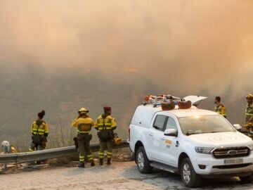 Bomberos observan el incendio foresta en La Baña Bomberos observan el incendio foresta en La Baña