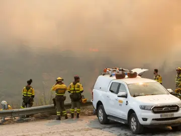 Bomberos observan el incendio foresta en La Baña Bomberos observan el incendio foresta en La Baña
