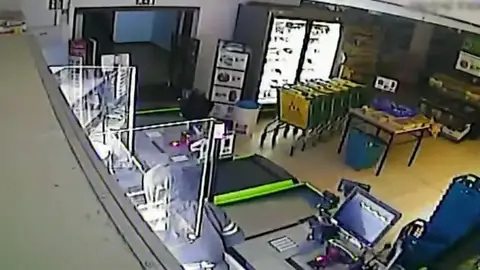 Detenida una pareja por robo con fuerza en un establecimiento de Fuerteventura Detenida una pareja por robo con fuerza en un establecimiento de Fuerteventura