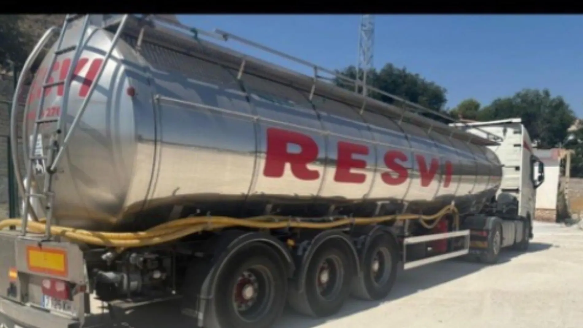 Cuando abrir el grifo no basta: el calvario de Alicún de Ortega que en pleno mes de agosto depende de un camión cisterna para tener agua potable Cuando abrir el grifo no basta: el calvario de Alicún de Ortega que en pleno mes de agosto depende de un camión cisterna para tener agua potable