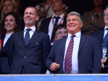 Aleksander Ceferin y Joan Laporta en la final de la Champions League femenina en 2024