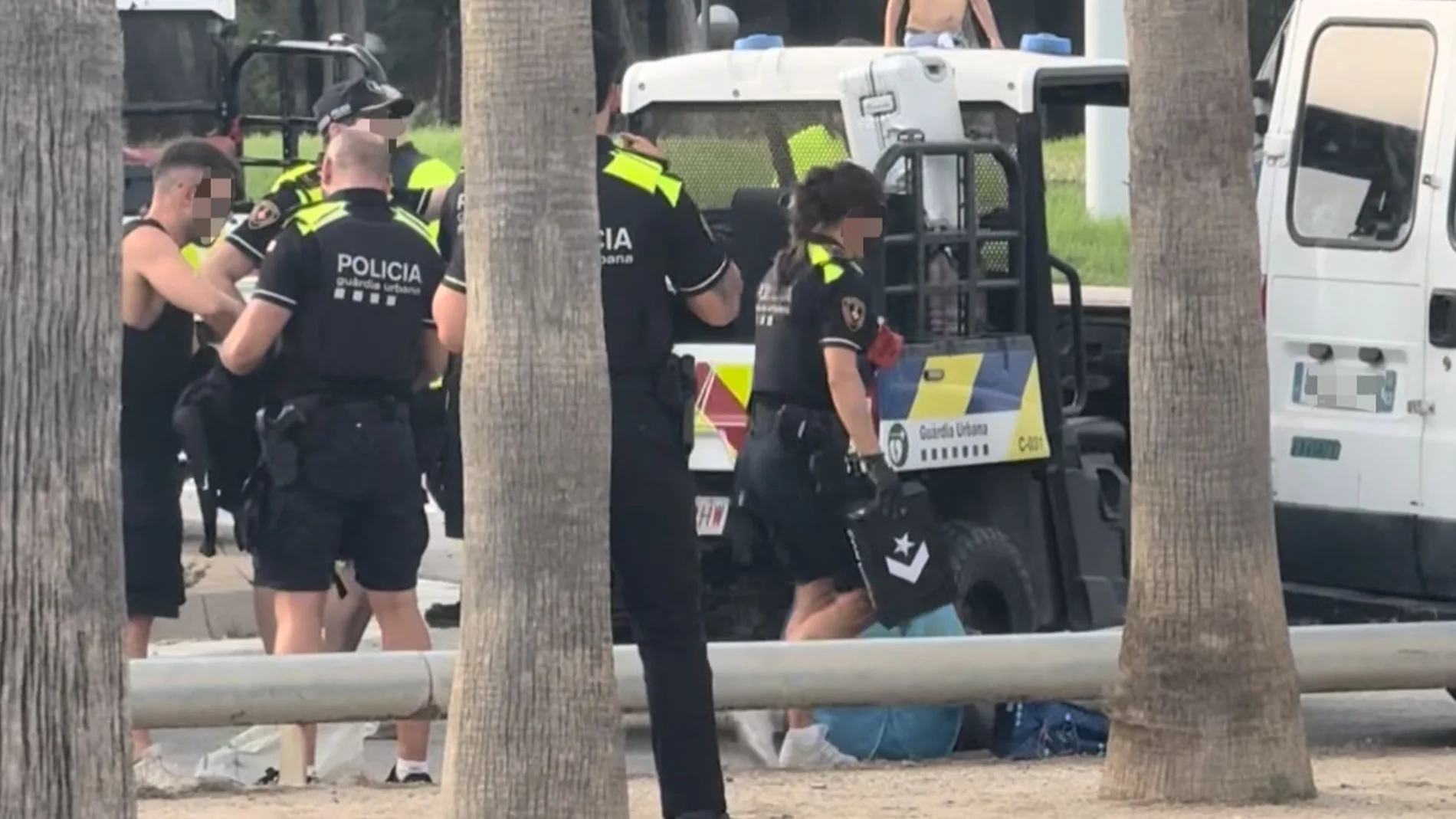 La Policía de Barcelona investiga a un matrimonio tras incautarles 90 objetos robados valorados en 12.000 euros La Policía de Barcelona investiga a un matrimonio tras incautarles 90 objetos robados valorados en 12.000 euros