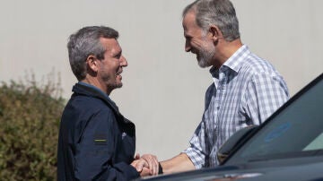 El rey Felipe VI es recibido por el presidente de la Xunta, Alfonso Rueda, a su llegada este jueves al Centro de Coordinación del Distrito Forestal XIV de Verín (Ourense) 