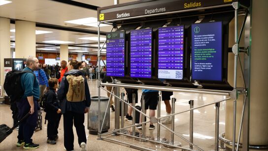 Un panel informativo de la T-2 del aeropuerto de Barcelona-El Prat