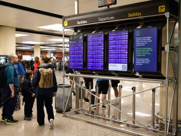 Un panel informativo de la T-2 del aeropuerto de Barcelona-El Prat Un panel informativo de la T-2 del aeropuerto de Barcelona-El Prat