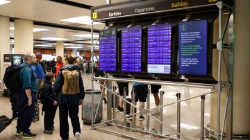 Un panel informativo de la T-2 del aeropuerto de Barcelona-El Prat
