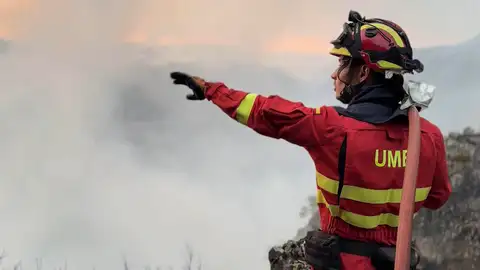 Efectivos de la UME realiza trabajos en el incendio forestal de Porto (Zamora) Efectivos de la UME realiza trabajos en el incendio forestal de Porto (Zamora)