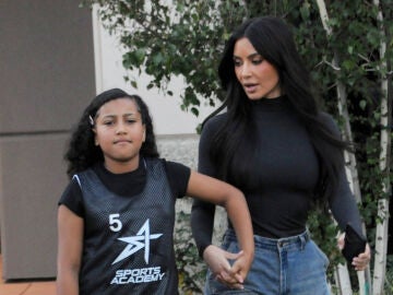 North West y Kim Kardashian en una foto de 2023