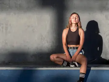 Una mujer respirando de forma consciente Una mujer respirando de forma consciente