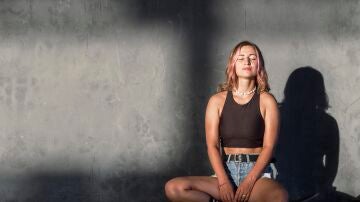 Una mujer respirando de forma consciente