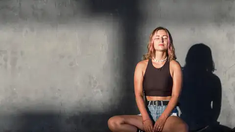 Una mujer respirando de forma consciente Una mujer respirando de forma consciente