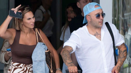 Irene Rosales y Kiko Rivera, a la salida del aeropuerto
